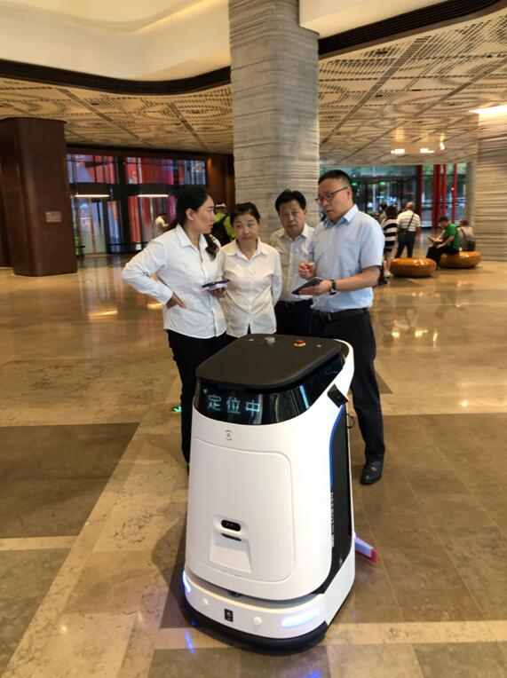 天安千树项目保洁管理人员在学习操作清洁机器人