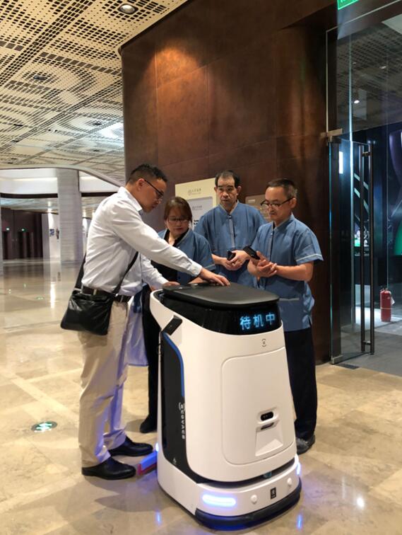 薛鼎谔工作人员耐心培训天安千树工作人员使用清洁机器人,这台M1清洁机器人在项目上每天要清洁1万平面的石材地面。