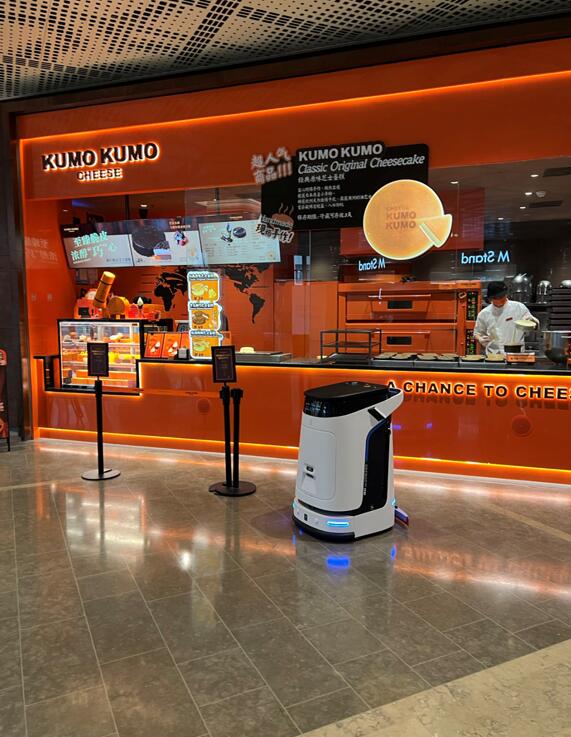 最时髦的扫地拖把来啦!今后排队买蛋糕的客人不会无聊了,清洁机器人融入到蛋糕店